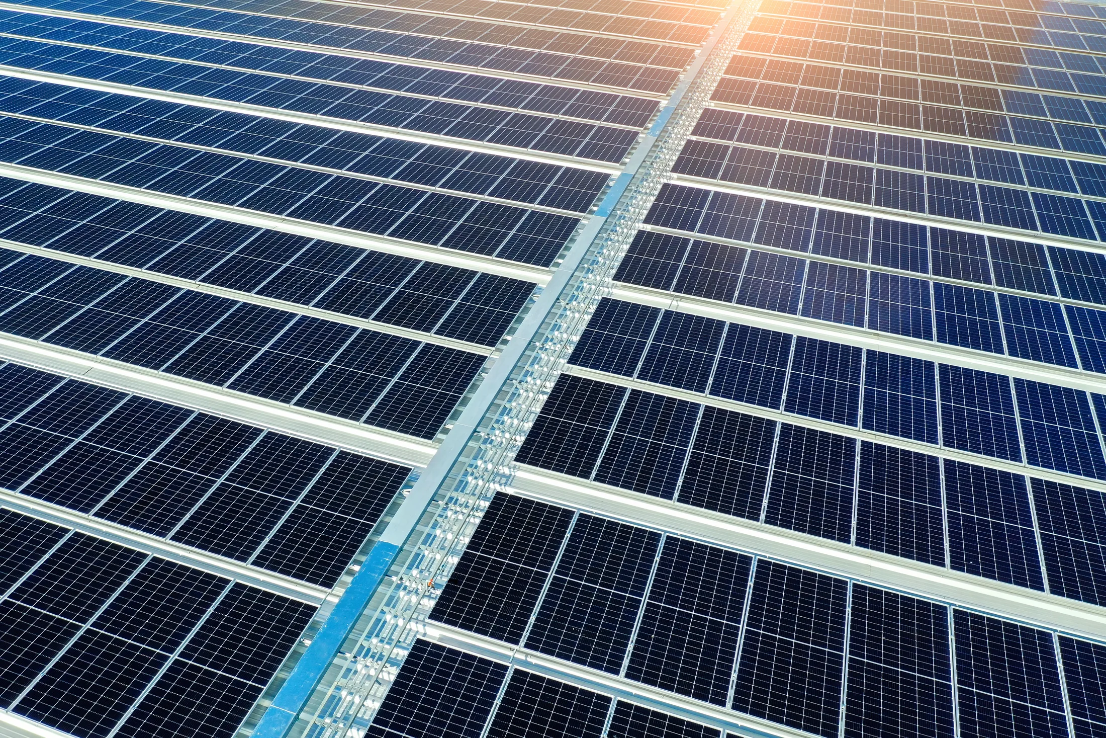 Panouri fotovoltaice pentru producerea energiei solare — fotografie stock cu rol ilustrativ